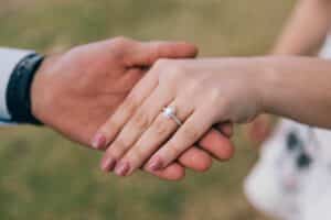 An welche Hand kommt der Verlobungsring?